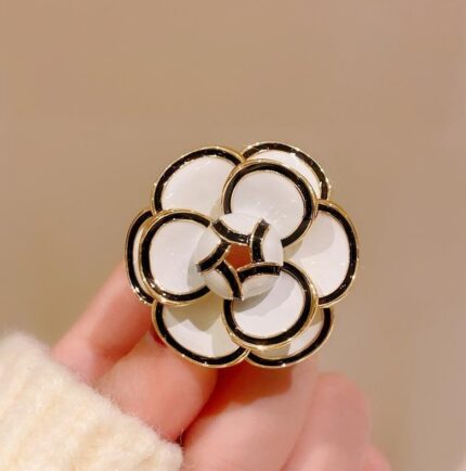 New French Retro Small Fragrance Style Three-dimensional Drip Camellia Flower Brooch - Chest Flower.